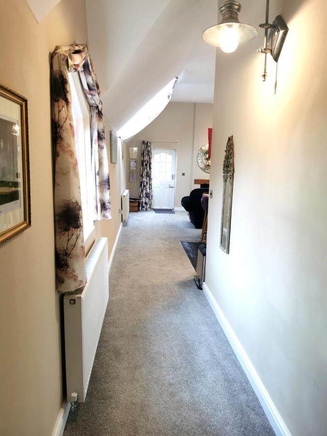 The Coach House Apartment At Cefn Tilla Court, 阿斯克 外观 照片